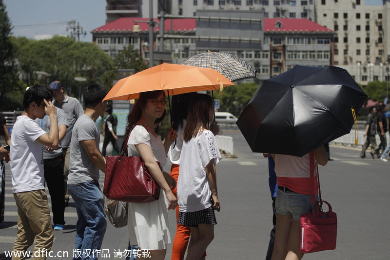 Temperature hits record high in Beijing