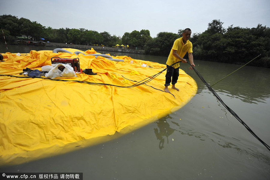 Rubber Duck is inflated in Hangzhou