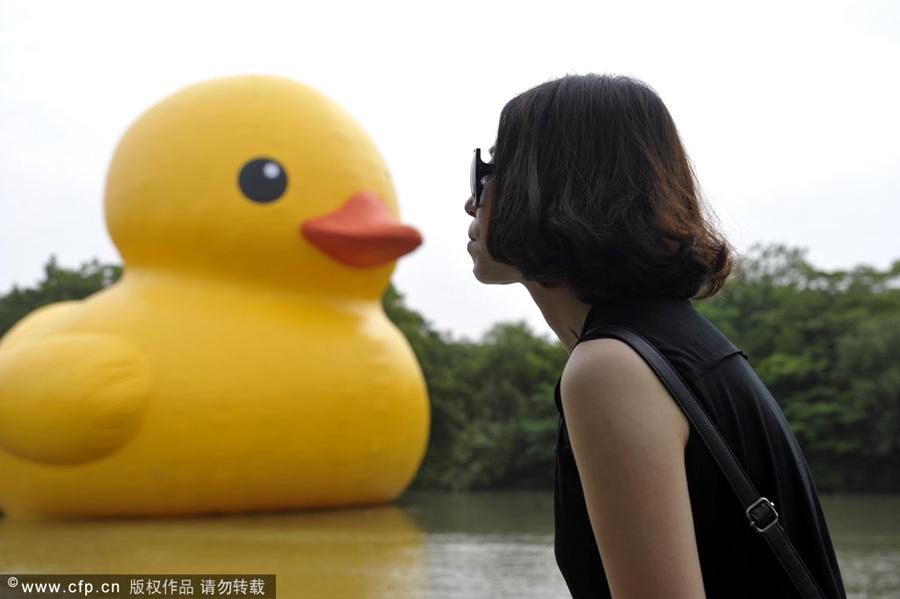 Rubber Duck is inflated in Hangzhou