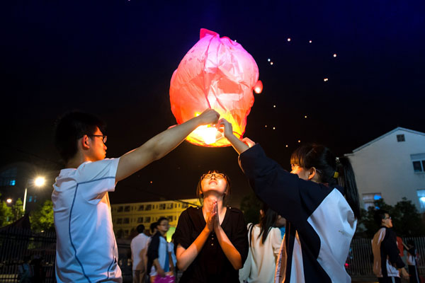 Students hang <EM>gaokao</EM> hopes on prayers to Confucius