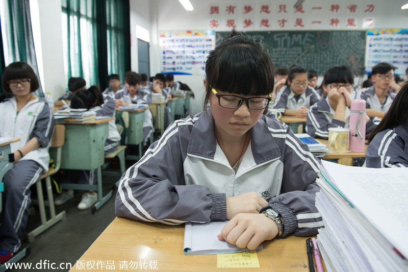 Hypnosis eases <EM>gaokao</EM> examinees' nerves