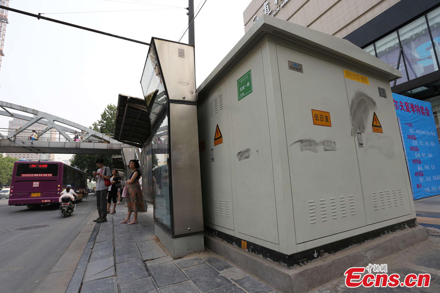 Funny and weird: Bus stop board in Zhengzhou city