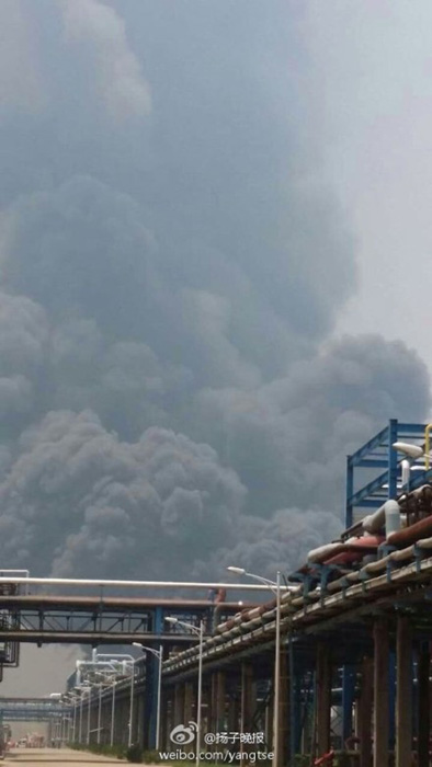 Blast rocks refinery in E China city