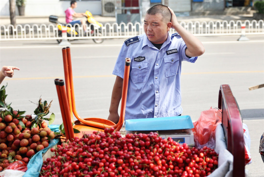 Role swap narrows gap between <EM>chengguan</EM> and hawkers