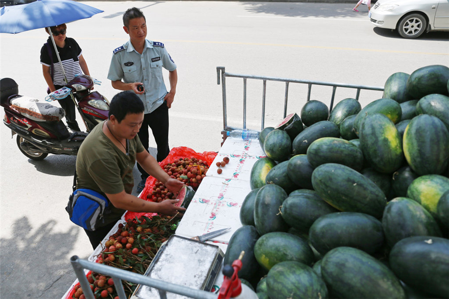 Role swap narrows gap between <EM>chengguan</EM> and hawkers