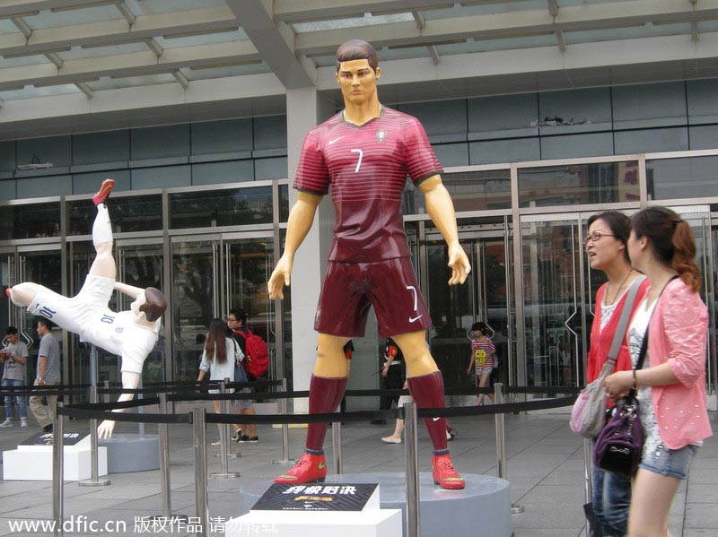 Star statues add heat to Beijing Cup mania