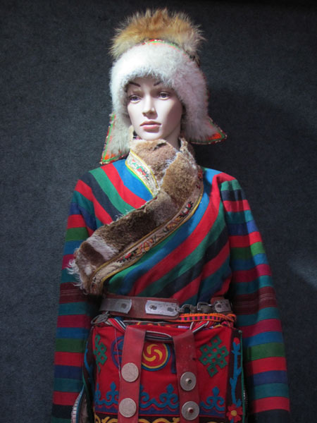 Exhibition showcases Tibetan ethnic costumes