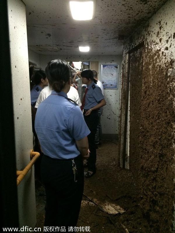 5 injured in S China train derailment after landslide