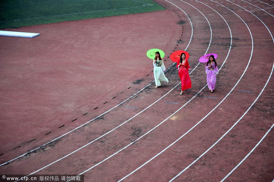 Students go traditional for graduation photos