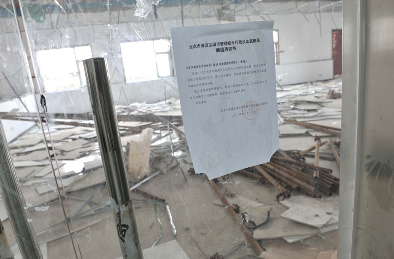 Illegal rooftop structure dismantled in Beijing