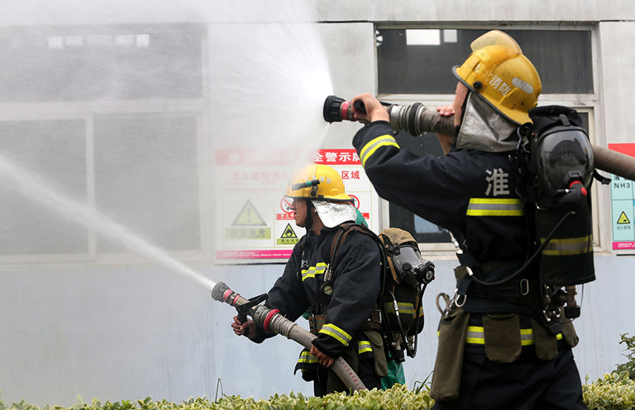 Firefighters conduct chemical leak drill in Anhui