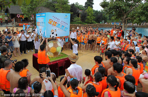 100kg ice cream soccer ball in Guangzhou