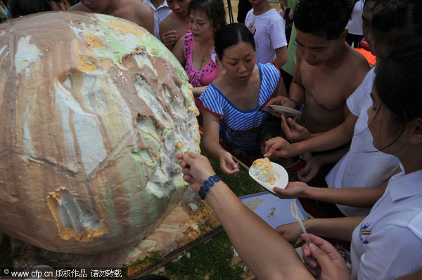100kg ice cream soccer ball in Guangzhou