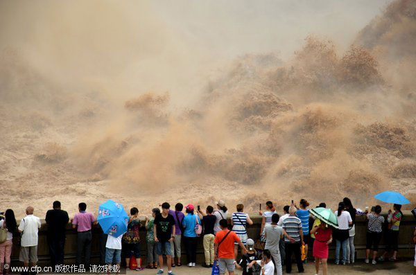 Tourists flock to watch Yellow River waterfall