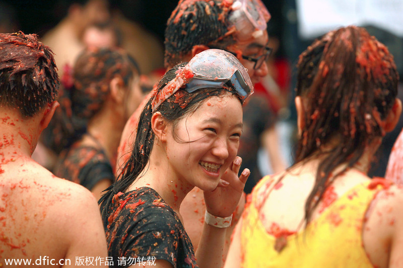 Revelers take part in tomato fight in Beijing
