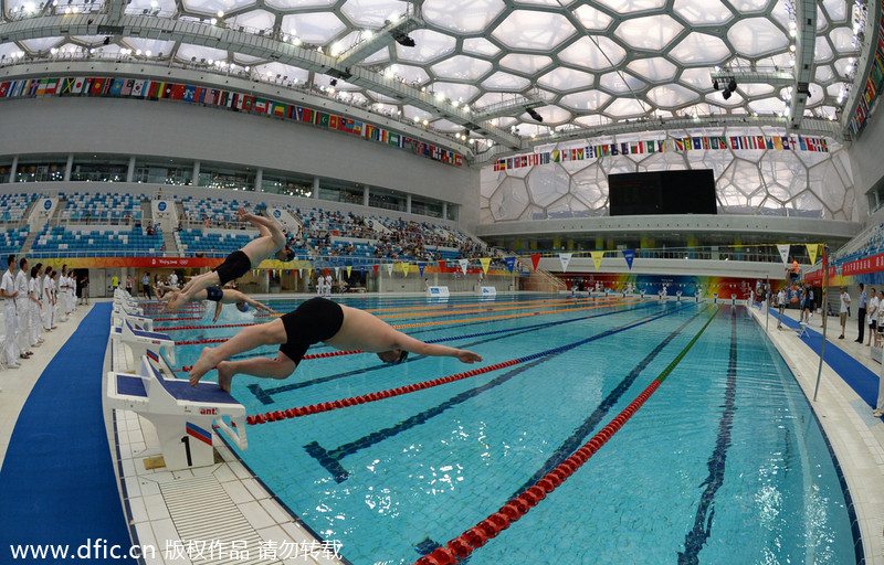 Beijingers cool off in Water Cube