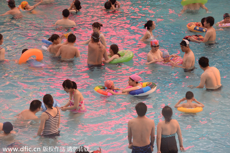 Beijingers cool off in Water Cube