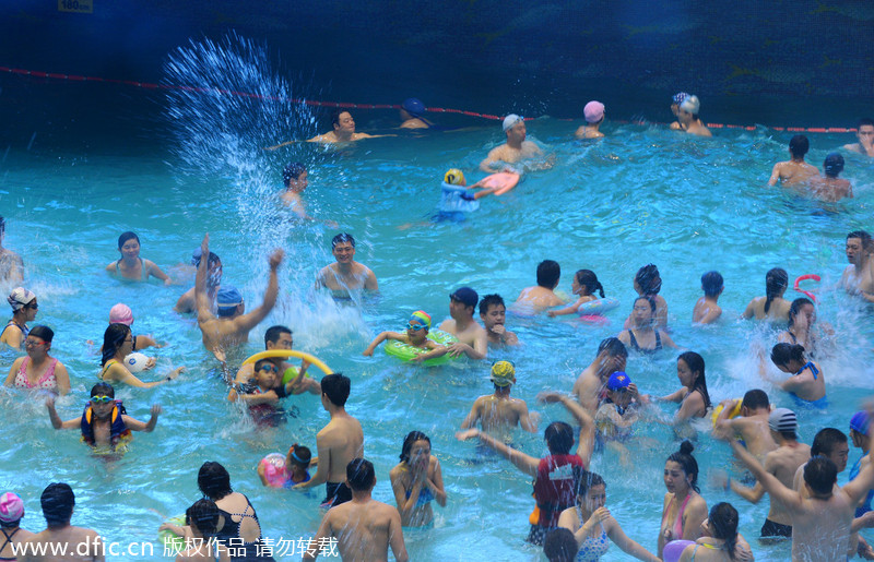 Beijingers cool off in Water Cube