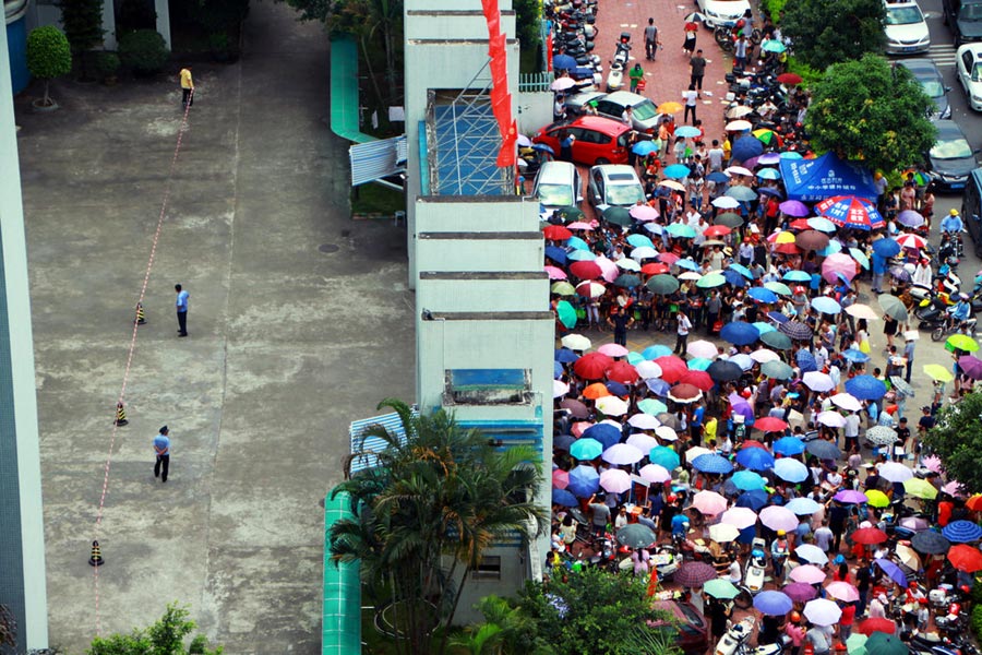 Guangdong parents crowd private school