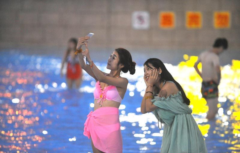 Mermaids splash coolness to Nanjing summer