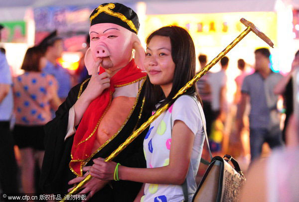 Cheers and bottoms up at beer festival in NE China