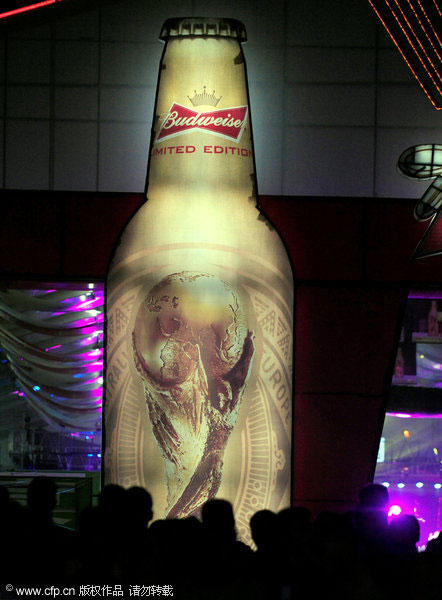 Cheers and bottoms up at beer festival in NE China