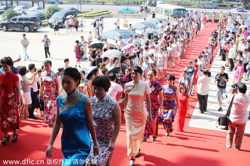Charming <EM>qipao</EM> wearers strut catwalk in Henan