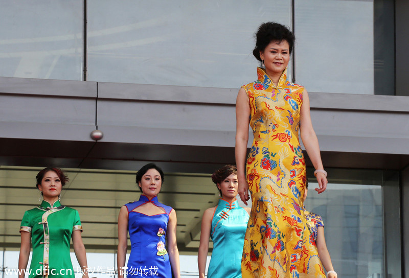 Charming <EM>qipao</EM> wearers strut catwalk in Henan