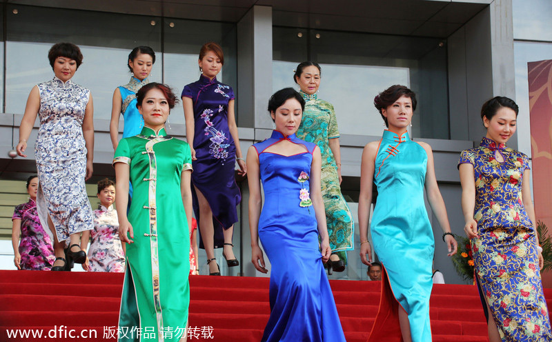 Charming <EM>qipao</EM> wearers strut catwalk in Henan