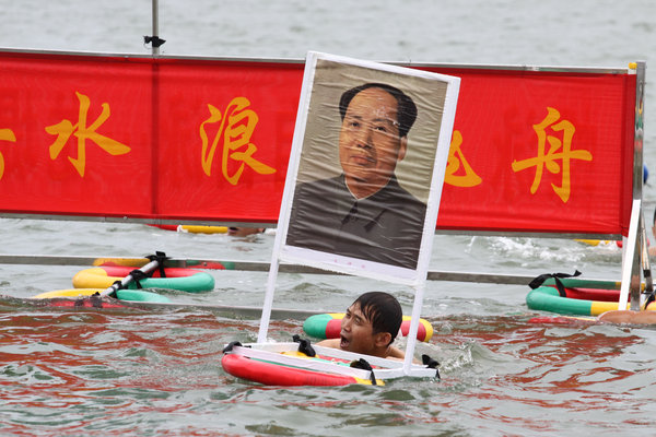 Thousand swim to commemorate Chairman Mao in Hubei