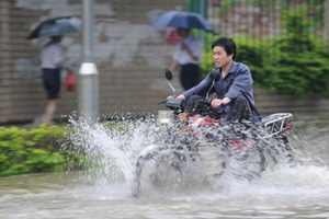 Thousands flee as rain lashes Hunan, Anhui