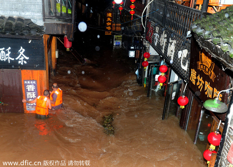 Thousands flee as rain lashes Hunan, Anhui