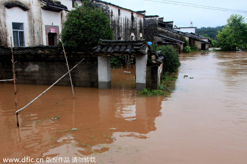 Thousands flee as rain lashes Hunan, Anhui