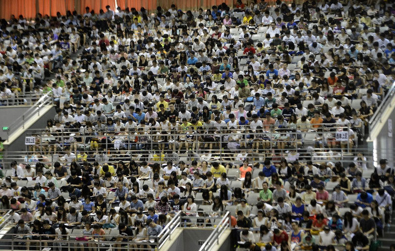 3,500 attend lecture at gym for graduate schools