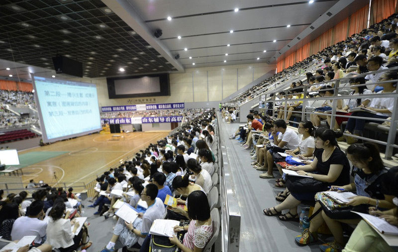 3,500 attend lecture at gym for graduate schools