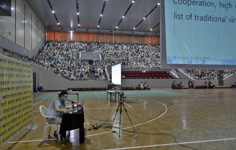 3,500 attend lecture at gym for graduate schools