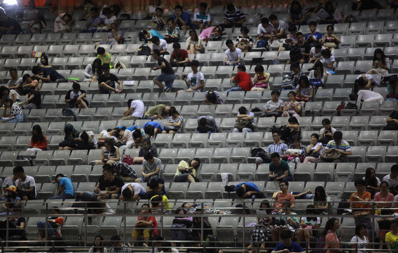 3,500 attend huge lecture at gym for graduate s