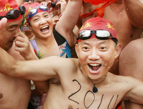Swimmers cross Yangtze River to honor Chairman Mao