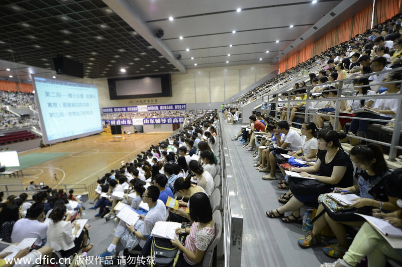 3,500 attend lecture at gym for graduate schools