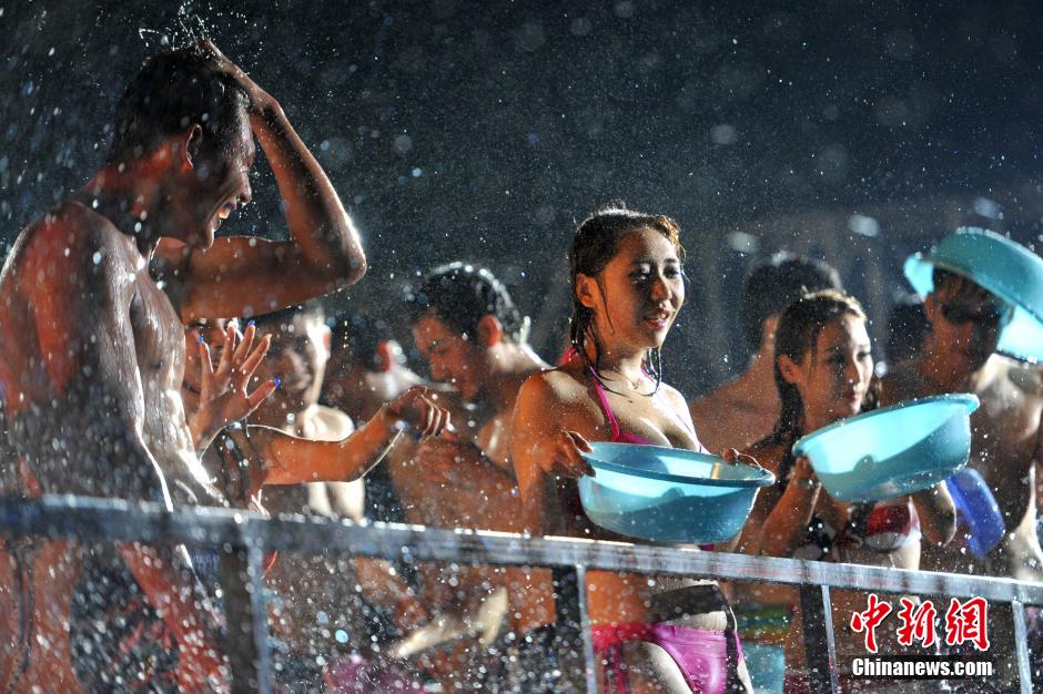 Bikini girls celebrate youth carnival in water-splashing fight