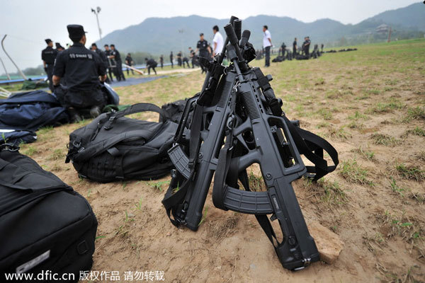 Beijing police hold anti-terror drill