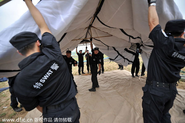 Beijing police hold anti-terror drill