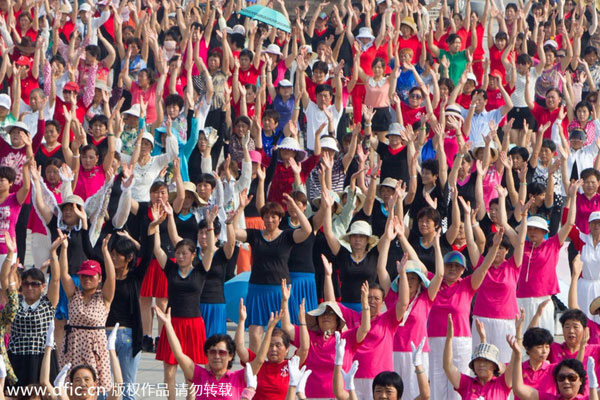 2,000 perform square dance in sizzling heat