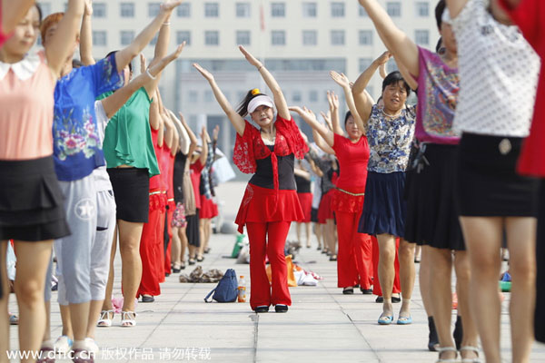 2,000 perform square dance in sizzling heat