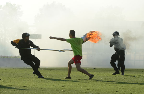 SWAT team stages anti-terrorism drill in Central China