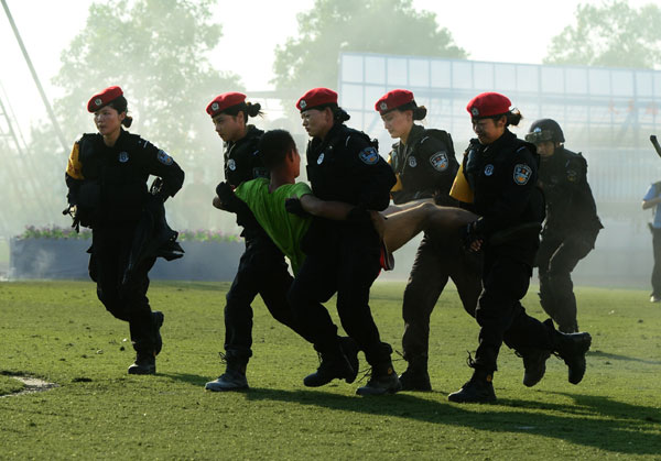 SWAT team stages anti-terrorism drill in Central China