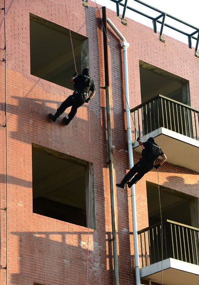 SWAT team stages anti-terrorism drill in Central China