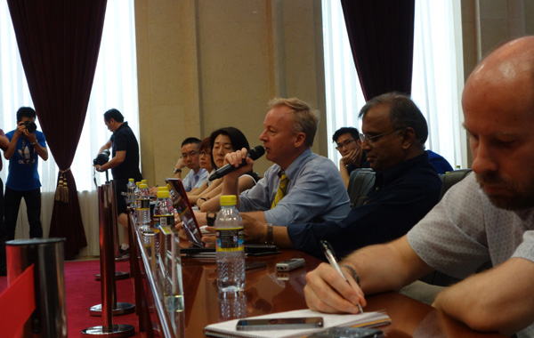 Defense opens press conference to foreign journalists
