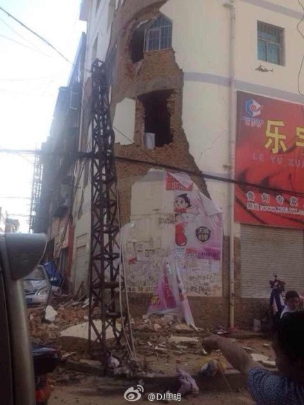 589 dead as strong quake jolts SW China