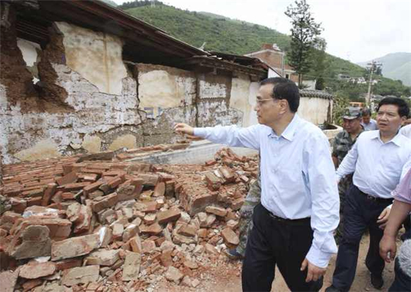 Premier Li walks to Yunnan disaster site